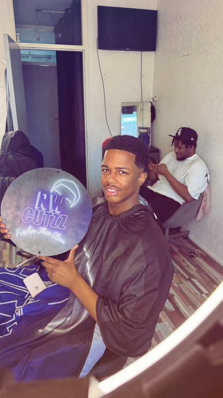 Barber van RW CUTZZ aan het werk